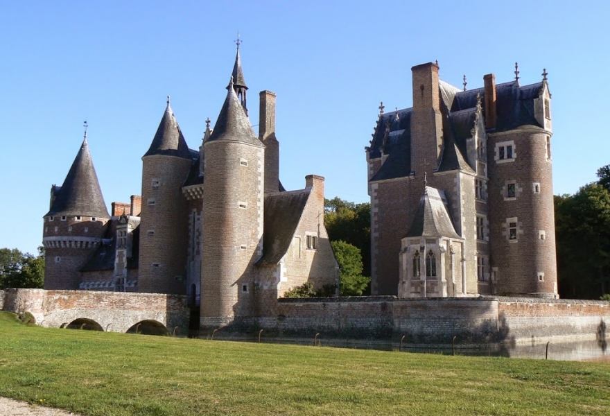 Castles intimate. Замок Мулен Франция. Chateau du Moulin. Замок Модерн. Модернизм замки.