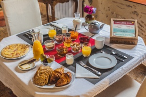 Une table de petit déjeuner servi avec un choix varié pour se régaler chaque matin