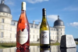 Deux bouteilles de vin de Valençay mis en avant devant le château en arrière plan