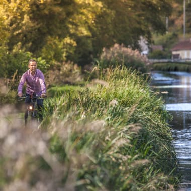 Le long du canal du Berry en vélo pour profiter de la nature de la région Sologne Berry