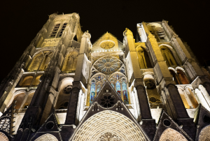 La grande cathédrale de Bourges perdue dans la nuit