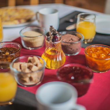 Zoom sur les éléments locaux de la table du petit déjeuner des chambres d'hôte et gîtes du Petit Nançay