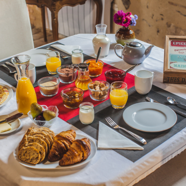 Grande table du petit déjeuner des chambres d'hôte Le Petit Nançay