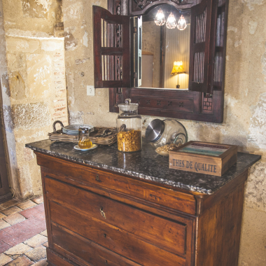 Meuble en bois vintage dans la grande salle du petit déjeuner du domaine Le Petit Nançay. Meuble en bois vintage dans la grande salle du petit déjeuner du domaine Le Petit Nançay