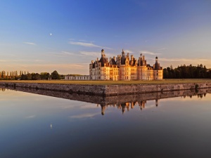 Le château de Chambord entre Loire et Terre au coucher du soleil