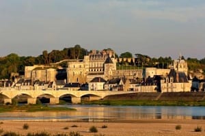 La château d'Amboise qui surplombe la ville et la Loire au coucher du soleil