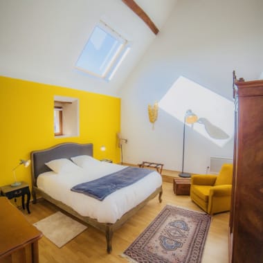 Chambre moderne et spacieuse, lumineuse avec un grand lit, le Pigeonnier