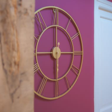 Zoom sur la pendule dorée en décoration dans la chambre Solognote