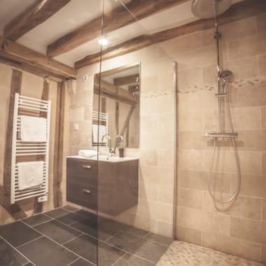 Grande salle de bain avec douche spacieuse dans la chambre Solognote