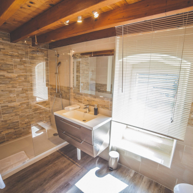 Salle de bain spacieuse et lumineuse avec grande douche Le Petit Nançay