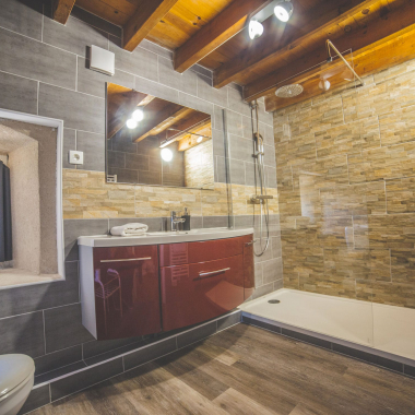 Salle de bain agréable et moderne avec douche à l'italienne de la chambre La Grange